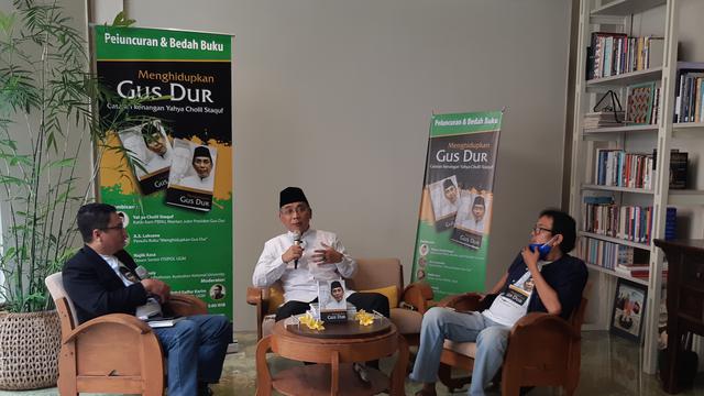 Katib Aam PBNU Yahya Cholil Staquf (tengah) dalam bedah buku "Menghidupkan Gus Dur" di Jakarta Selatan, Minggu (19/12/2021).