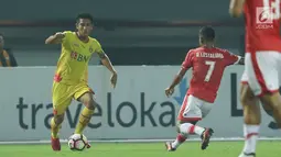 Bek Bhayangkara FC, I Putu Gede Juni Antara (kiri) saat pertandingan melawan Persija pada laga penutup Liga 1 Indonesia di Stadion Patriot Candrabhaga, Bekasi, Minggu (12/11). (Liputan6.com/Helmi Fithriansyah)