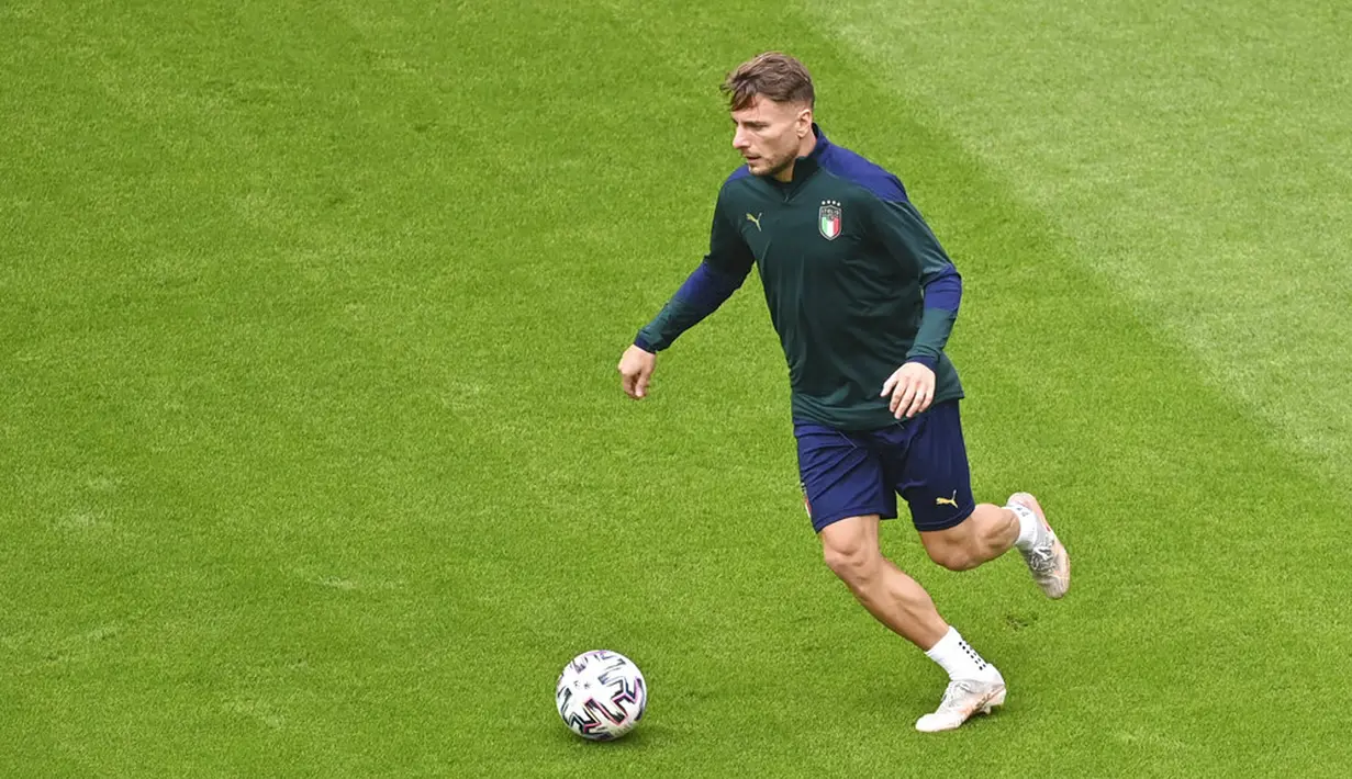 Pemain Italia Ciro Immobile menggiring bola saat sesi latihan di Stadion Football Arena, Munich, Jerman, Kamis (1/7/2021). Italia akan menghadapi Belgia pada pertandingan perempat final Euro 2020. (Stuart Franklin, Pool via AP)