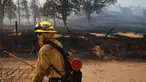 Petugas pemadaman mengatur jalur pemadaman saat Api Bolt membakar Lembah Yokuts di Fresno County, California, pada tanggal 26 Juni 2024. (David SWANSON/AFP)