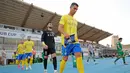 Pemain Al Nassr yang dipimpin oleh Cristiano Ronaldo berjalan memasuki lapangan saat laga semifinal Liga Champions Arab 2023 melawan Al Shorta di Prince Sultan bin Abdul Aziz Stadium, Abha, 9 Agustus 2023. Al Nassr sukses melaju ke babak final setelah menang dengan skor 1-0. (AFP/Abdullah Mahdi)