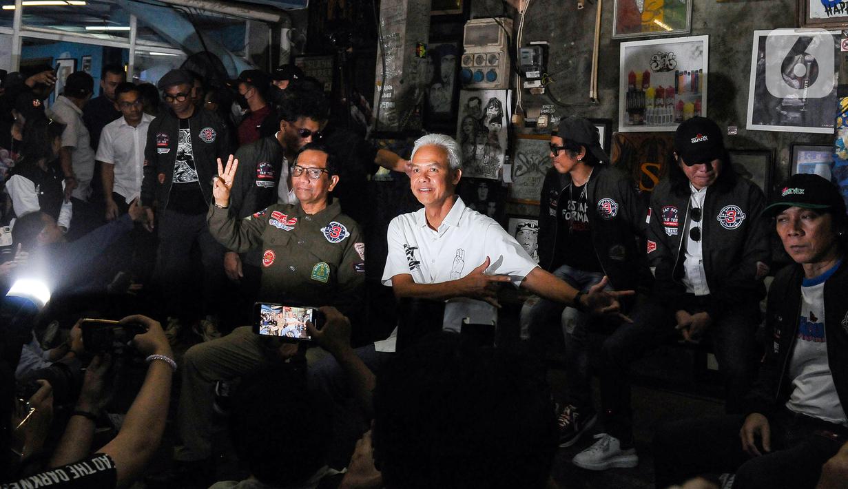 Lebih lanjut, Ganjar mengaku selalu mengikuti karya Slank. Menurutnya, lagu Slank kerap berisi kritik sosial hingga pemerintahan antikorupsi. (merdeka.com/Imam Buhori)