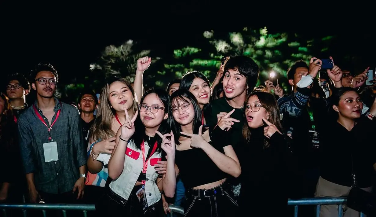 Tak hanya di backstage, keluarga Dewa 19 juga tak jarang jadi penonton terdepan. [Instagram/gemaramadhan]