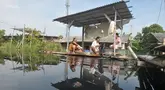 Warga mencuci pakaian di saluran irigasi terusan Kalimalang Desa Karangasih, Kecamatan Cikarang Utara, Kabupaten Bekasi, Jawa Barat Rabu (12/6/2024). (merdeka.com/Imam Buhori)