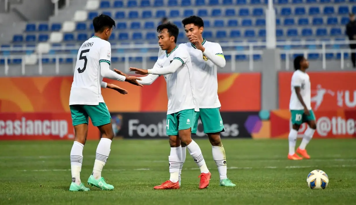 Pemain Timnas Indonesia U-20 Ferarri dan Kakang Rudianto merayakan kemenangan atas Suriah 023 di Lokomotiv Stadium, Tashkent, Uzbekistan, Sabtu (4/3/2023). Pertandingan berjalan seru. Kedua tim saling berbalas serangan.  (FOTO: Dok. PSSI)