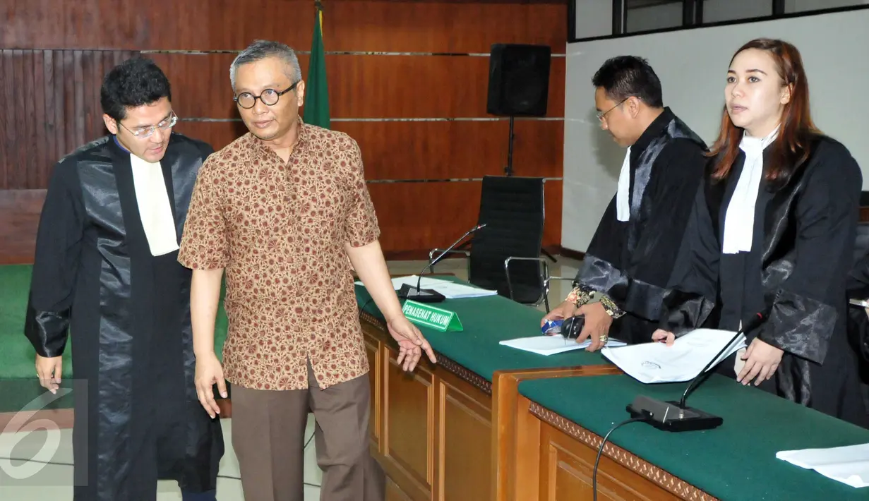 Alex Usman (kedua kiri) bersama kuasa hukumnya saat berada di ruang sidang Pengadilan Tipikor, Jakarta, Kamis (29/10/2015). Alex Usman didakwa merugikan keuangan negara sejumlah Rp81.433.496.225. (Liputan6.com/Helmi Afandi)