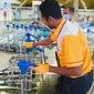 Petugas kebersihan di Kuala Lumpur International Airport (KLIA) bersih-bersih guna cegah penyebaran virus corona. (dok. Facebook/Malaysia Airports)