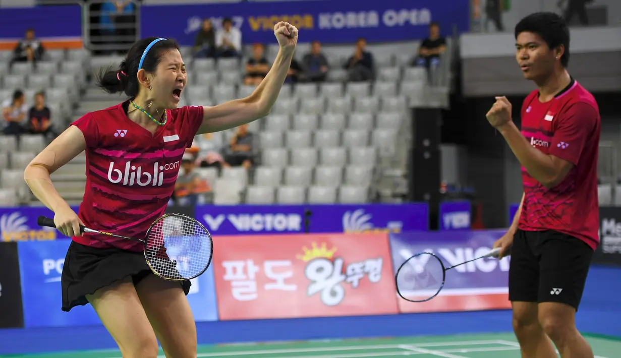 Pasangan Indonesia, Praveen Jordan/Debby Susanto, berselebrasi usai kalahkan pasangan China, Wang Yilyu/Huang Dongping pada Korea Terbuka 2017, Minggu (17/9/2017). Praveen/Debby menang 21-17, 21-18 atas Wang Yilyu/Huang Dongping. (AFP/Jung Yeon-Je)