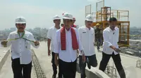 Jokowi yang mengenakan topi pelindung proyek meninjau lantai paling atas rusunawa Tambora, Jakarta, Jumat (16/5/14). (Liputan6.com/Herman Zakharia) 