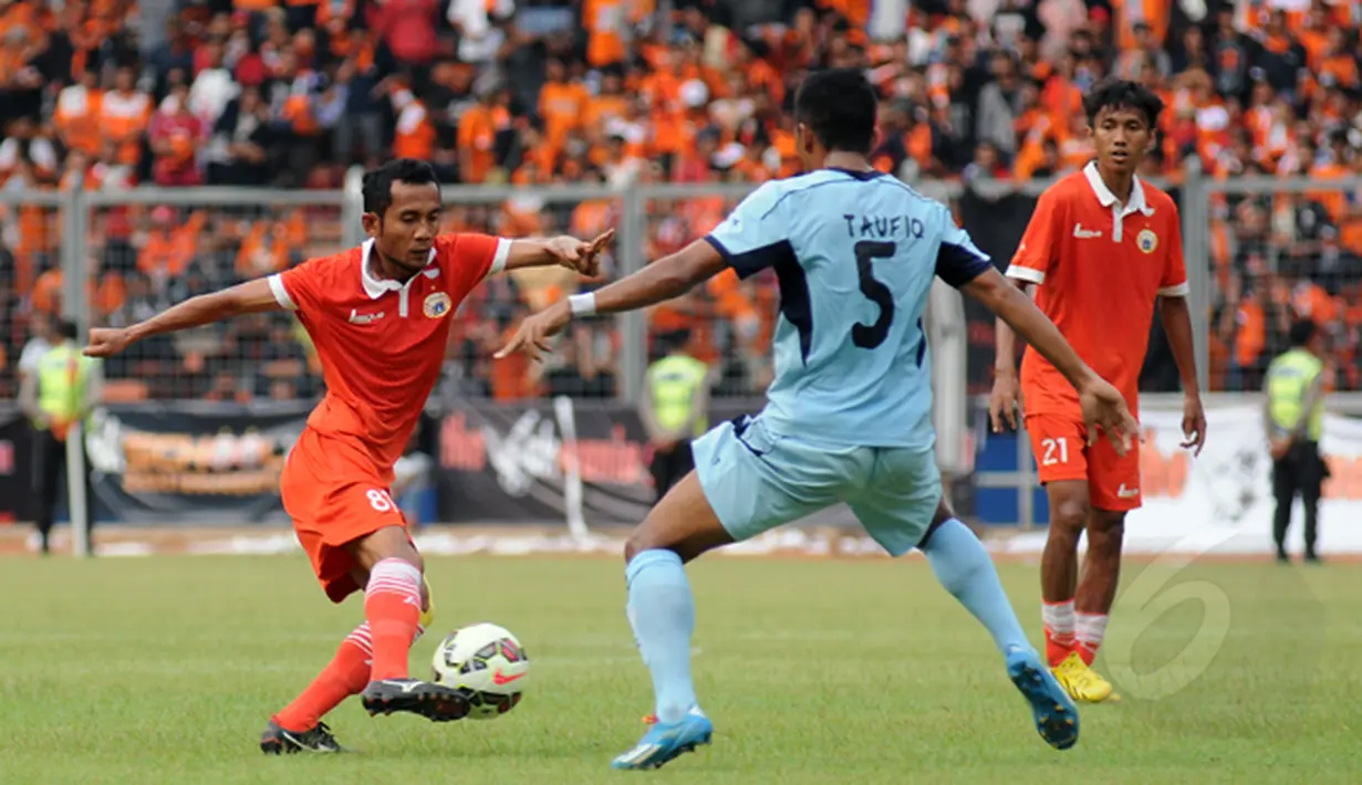 Gelandang Persija, M Ilham (kiri) berusaha melewati hadangan bek Persela Taufik Kasrun saat laga uji coba di Stadion GBK Jakarta, Minggu (1/3/2015). Persija kalah 0-1 dari Persela. (Liputan6.com/Helmi Fithriansyah)