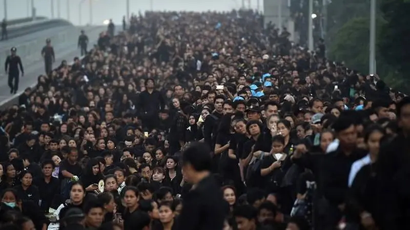 Ribuan orang berpakaian hitam menanti kremasi Raja Thailand Bhumibol Adulyadej. (AFP/Ye Aung Thu)