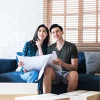 Ilustrasi pasangan berencana memiliki rumah/copyrightshutterstock/Anatta_Tan