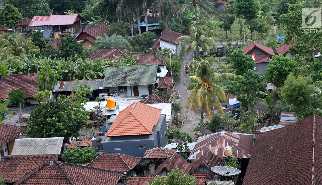 Lansekap penginapan dan permukiman warga di kawasan Amed, Bali, Selasa (5/12). Erupsi Gunung Agung membuat sektor pariwisata di Pulau Dewata, terutama wilayah Amed sepi dari wisatawan, baik lokal maupun mancanegara. (Liputan6.com/Immanuel Antonius)