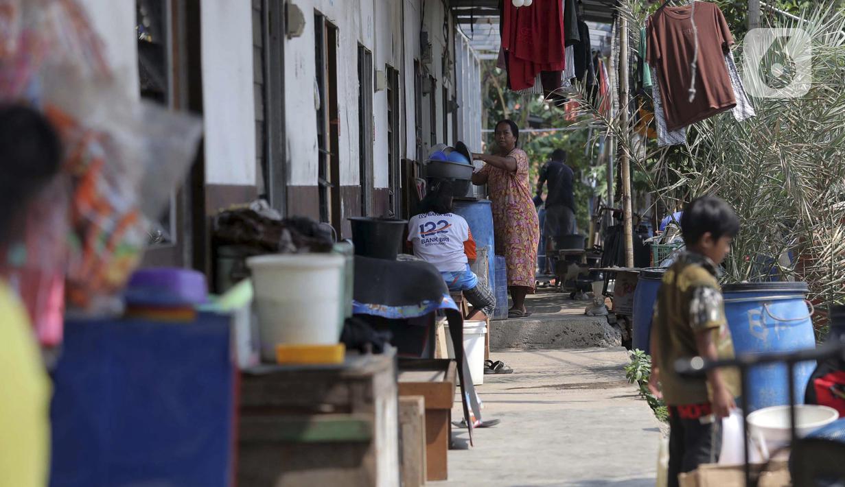 Warga beraktivitas di kawasan Kampung Aquarium saat PSBB, Penjaringan, Jakarta Utara, Kamis (17/9/2020). Kampung Aquarium rencanannya akan dibangun kampung susun yang diperuntukkan bagi warga sekitar. (Liputan6.com/Johan Tallo)