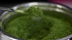 Sam Butarbutar mengambil sesendok matcha dari wadah sambil membuat minuman matcha di Third Culture, Berkeley, California, Amerika Serikat pada 15 Juli 2025. (Justin Sullivan/Getty Images North America/Getty Images via AFP)
