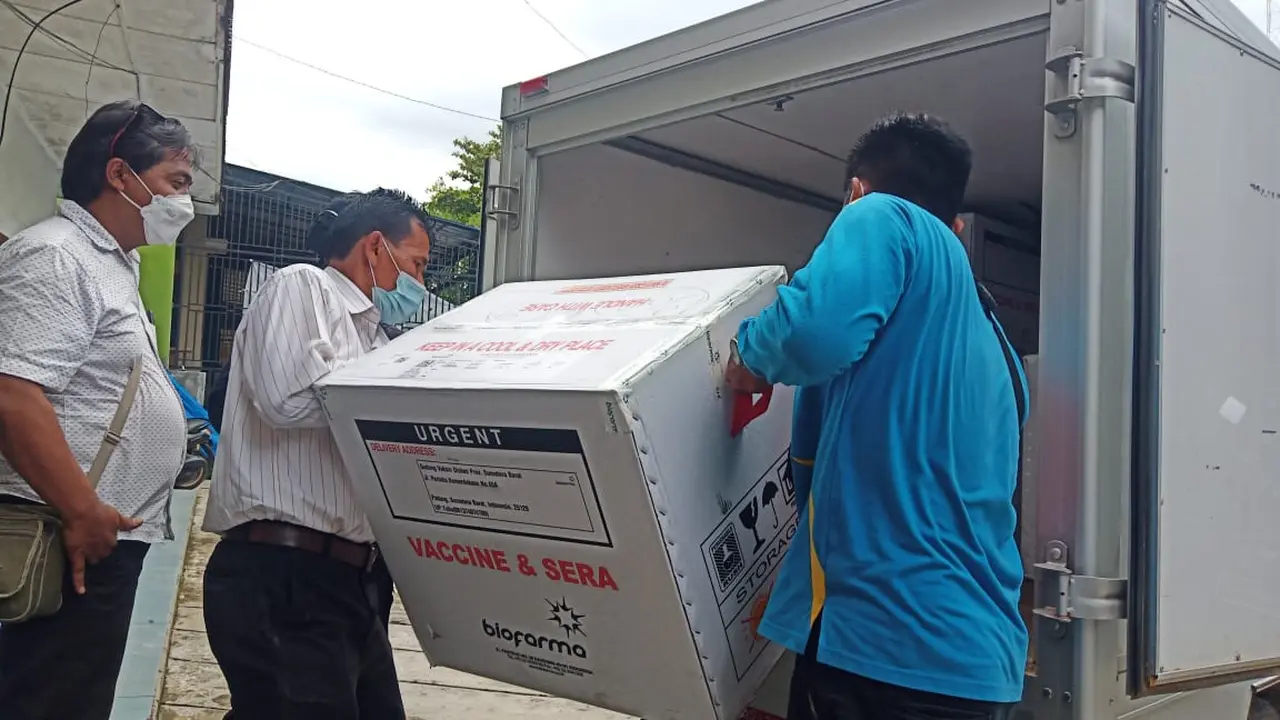 Pemerintah Sumbar mendistribusikan vaksin Covid-19 ke dua daerah. (Liputan6.com/ Novia Harlina)