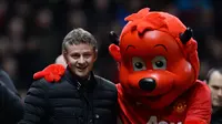 Ole Gunnar Solskjaer bersama maskot Manchester United. (AFP/Andrew Yates)