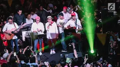 Para menteri yang tergabung dalam grup band Elek Yo Band tampil pada acara malam amal penggalangan dana untuk korban gempa Lombok di Jakarta, Kamis (9/8). Mereka tampil dalam konser Kemanusiaan Untuk Lombok. (Liputan6.com/Faizal Fanani)