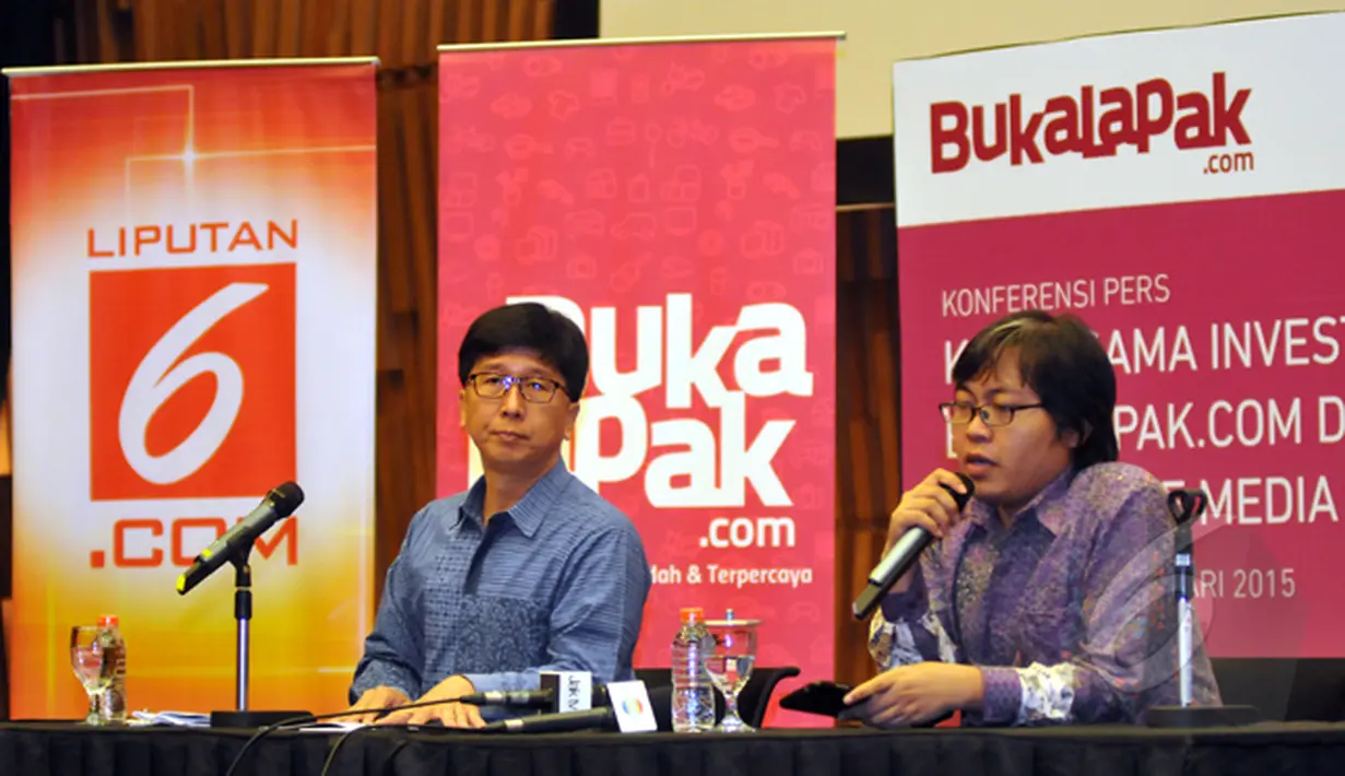 CEO Bukalapak Achmad Zaky (kanan) mengaku optimis bisnisnya akan semakin menguat pasca mendapatkan investasi dari PT.KMK Online, Jakarta, Rabu (4/1/2015). (Liputan6.com/Panji Diksana)