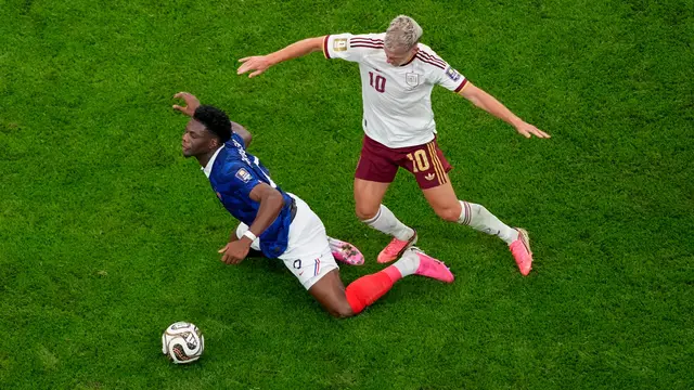 Pemain Prancis Aurelien Tchouameni dilanggar oleh pemain Spanyol Dani Olmo
