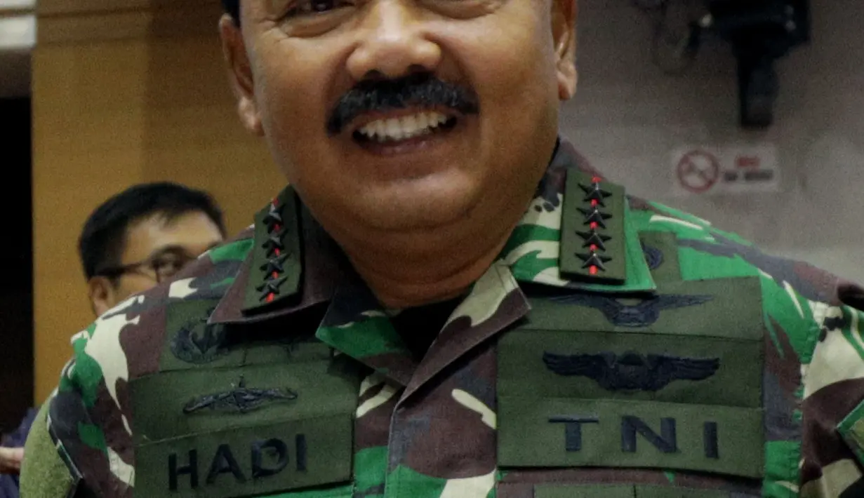 Panglima TNI Marsekal Hadi Tjahjanto bersiap mengikuti rapat dengan Komisi I DPR di ruang rapat Komisi I DPR, Kompleks Parlemen, Jakarta, Kamis (24/5). Rapat membahas soal bentuk dan mekanisme teknis operasional Koopsusgab. (Liputan6.com/Johan Tallo)