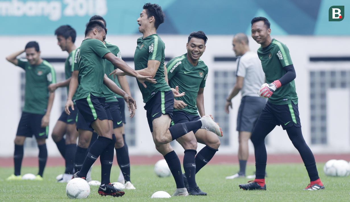 Pemain Indonesia melakukan sesi latihan di Stadion Wibawa Mukti, Jawa Barat, Jumat (02/11/2018). Latihan tersebut dalam rangka persiapan jelang laga Piala AFF 2018.  (Bola.com/M Iqbal Ichsan)