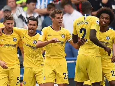 Para pemain Chelsea merayakan gol yang dicetak oleh Jorginho ke gawang Huddersfield Town pada laga Premier League di Stadion John Smith's, Sabtu (11/8/2018). Chelsea menang 3-0 atas Huddersfield Town. (AFP/Oli Scarff)