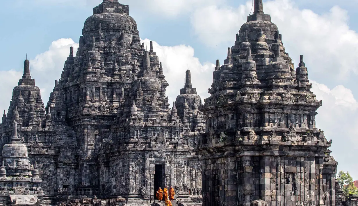 Para biksu Buddha mengunjungi Candi Sewu, bagian dari Kompleks Candi Prambanan yang termasuk dalam Situs Warisan Dunia UNESCO, saat mereka berpartisipasi dalam perjalanan spiritual Indonesia Walk of Peace (IWOP 2026) di Klaten, Jawa Tengah, pada Jumat 29 Mei 2026. Mereka berjalan sejauh 660 kilometer selama 20 hari dari Pulau Bali ke Candi Borobudur di Magelang, Jawa Tengah, untuk merayakan Hari Waisak. (DEVI RAHMAN/AFP)