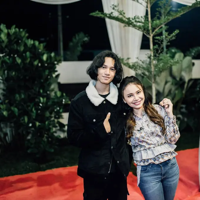 9 Potret Tampan Rizky Langit Ramadhan, Putra Semata Wayang Rossa yang Gemar Bergaya Kasual