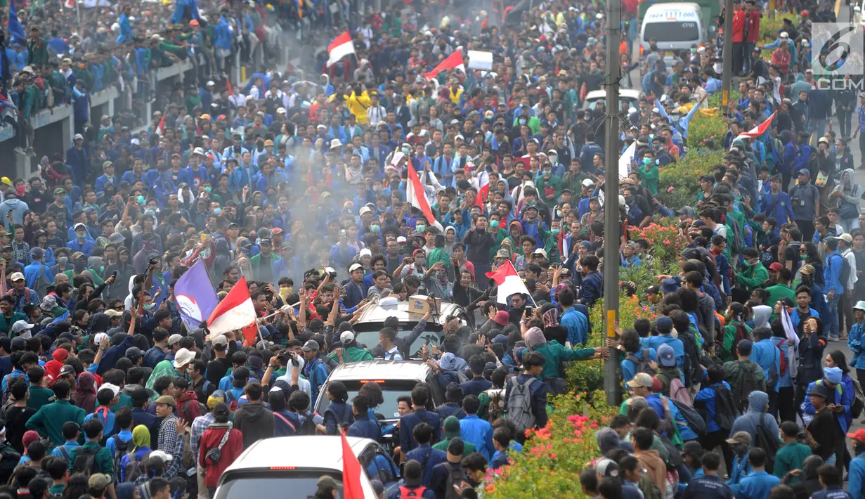 Mahasiswa memblokade Tol Dalam Kota saat berdemonstrasi menolak RUU KUHP dan revisi UU KPK di depan Gedung DPR, Jakarta, Selasa (24/9/2019). Aksi ini diikuti ribuan mahasiswa dari berbagai universitas. (merdeka.com/Arie Basuki)