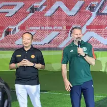 Mantan pemain Manchester United Ryan Giggs (kanan) mengaku ingin mencicipi makanan lokal Indonesia, utamanya bakso dan sate. (Liputan6.com/Melinda Indrasari)