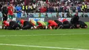 Para pemain Maroko tetap bersujud syukur usai pertandingan melawan Prancis pada semifinal Piala Dunia 2022 di Stadion Al-Bayt di Al Khor, Doha, Kamis (15/12/2022). Maroko kalah dari Prancis 2-0 dan gagal melaju ke final Piala Dunia 2022. (AFP/Karim Jaafar)