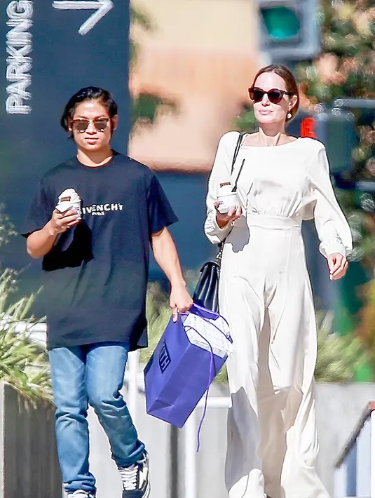 Angelina Jolie sendiri tertangkap kamera pergi jalan-jalan bersama dengan Pax untuk beli es krim pada 9 September lalu. (JAVILES/BRUCE/WCP / BACKGRID/HollywoodLife)