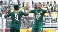 Bek Persebaya, Dusan Stevanovic (kanan) dalam sebuah pertandingan di BRI Liga 1 2023/2024. (Bola.com/Aditya Wany)