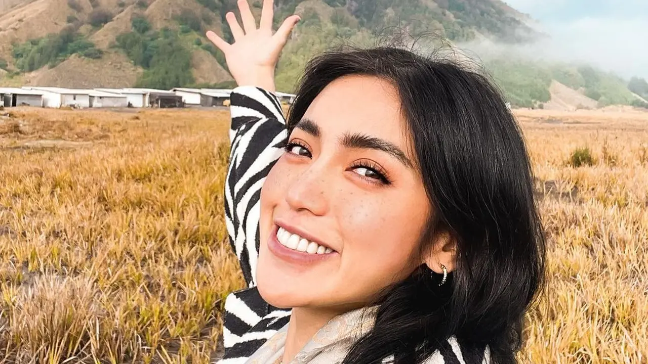 7 Potret Liburan Jessica Iskandar dan Vincent Varhaag di Bromo, Curi Perhatian
