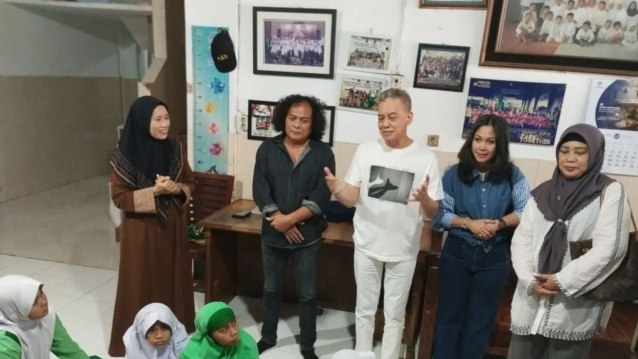 Fariz RM santuni anak yatim. (M Altaf Jauhar/ Liputan6.com)