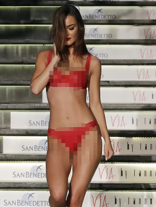 Model berjalan di atas catwalk selama lingerie fashion shows di kota Dbayeh di sebelah utara ibukota Lebanon Beirut (18/8). (AFP Photo/Joseph Eid)