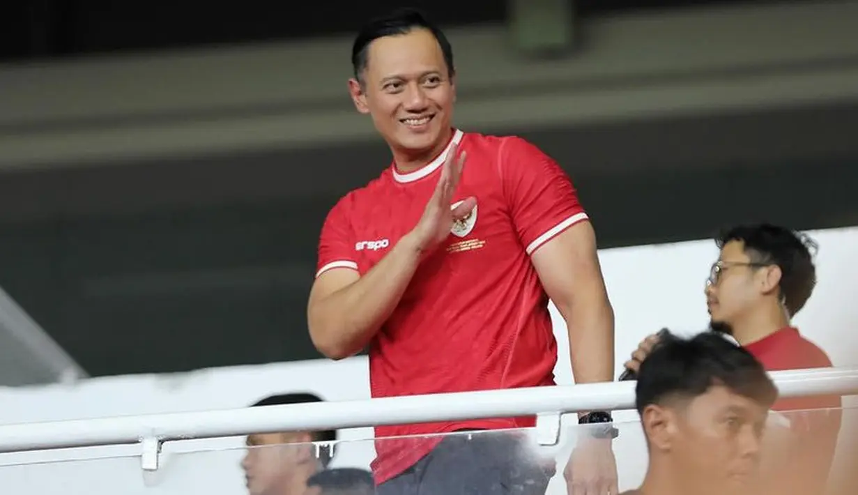 <p>Duduk di tribun VIP, AHY pun tampak mengenakan jersey terbaru Timnas warna merah. Jersey tersebut memerlihatkan otot lengan AHY. [@agusyudhoyono]</p>