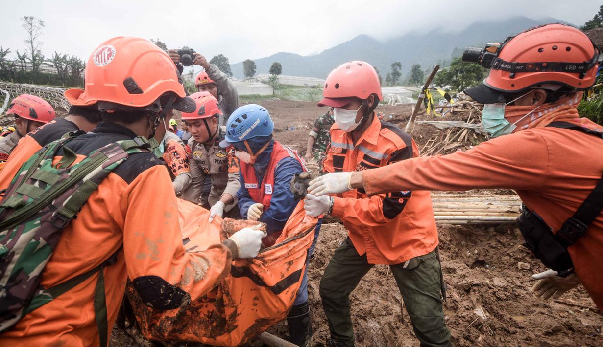 Koordinasi lintas instansi terus dilakukan agar manajemen penanganan korban bencana maupun pencarian korban bisa dilakukan lebih efektif. Tampak dalam foto, tim penyelamat menemukan jenazah korban yang tertimbun tanah longsor di Desa Pasirlangu, Bandung, Jawa Barat, pada Senin 26 Januari 2026. (Timur Matahari/AFP)