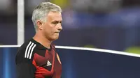 Pelatih Manchester United, Jose Mourinho, tampak kecewa usai gagal meraih trofi Piala Super Eropa 2017 di Stadion Philip II, Skopje, Selasa (8/8/2017). Manchester United takluk 1-2 dari Real Madrid. (AFP/Dimitar Dilkoff)