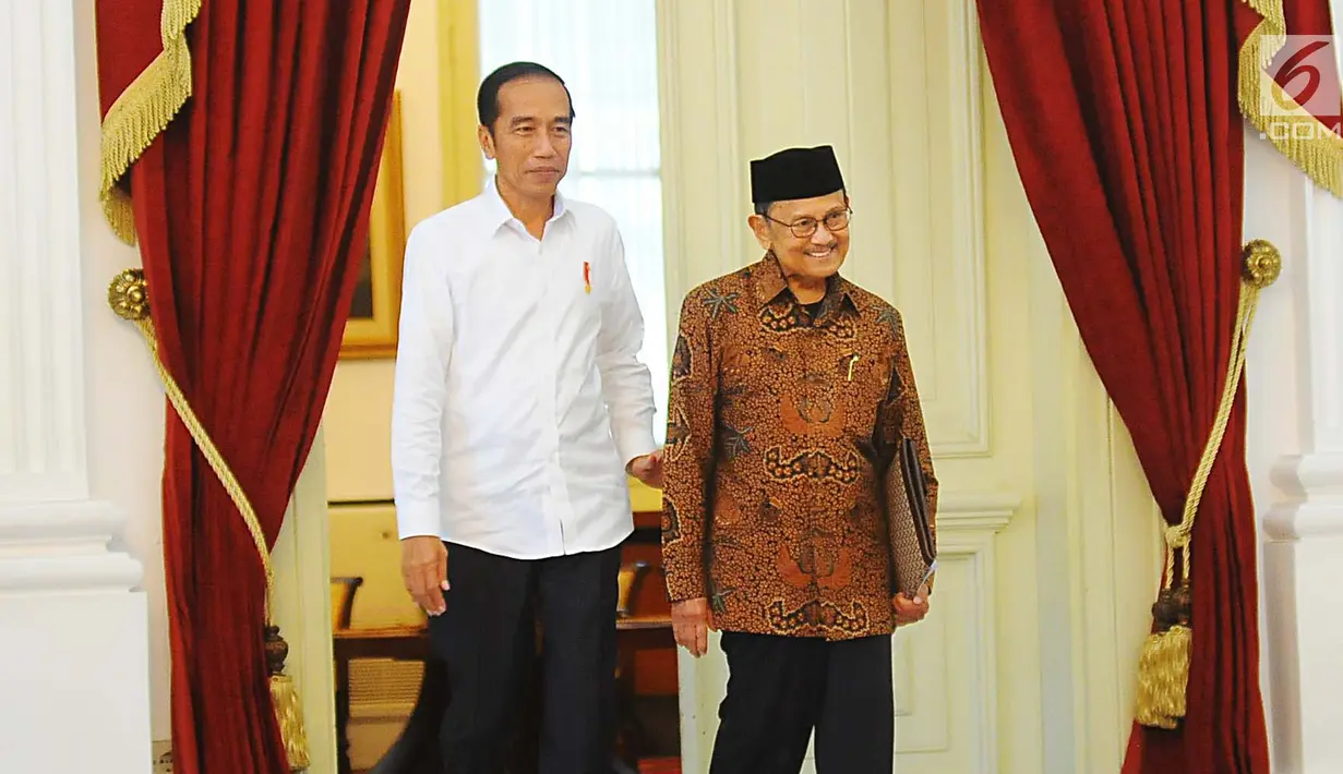 Presiden Joko Widodo atau Jokowi (kiri) saat menerima kunjungan Presiden ketiga RI BJ Habibie di Istana Merdeka, Jakarta, Jumat (24/5/2019). Habibie datang sekitar pukul 14.19 WIB mengenakan pakaian batik cokelat. (Liputan6.com/Angga Yuniar)
