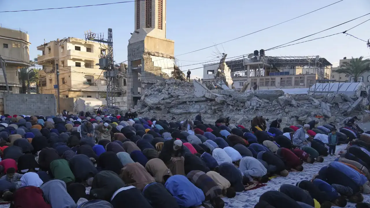 Warga Palestina Salat Idul Fitri di Deir al-Balah, Gaza. (AP)