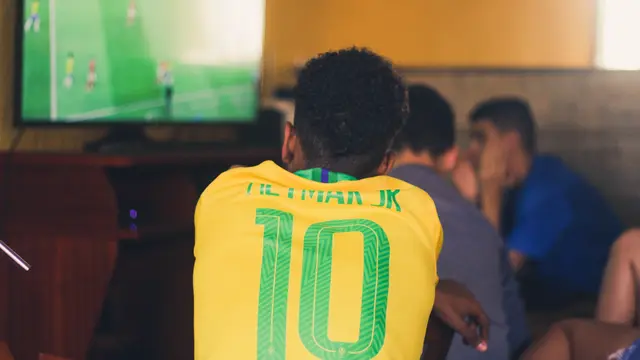 Ilustrasi menonton siaran sepak bola di tv