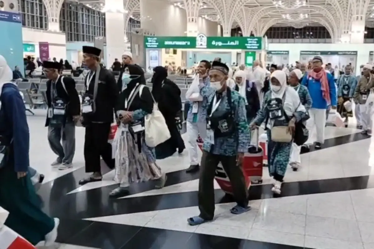 Kedatangan jemaah haji kuota tambahan yang tergabung dalam Kloter SOC-99 di Bandara Madinah.