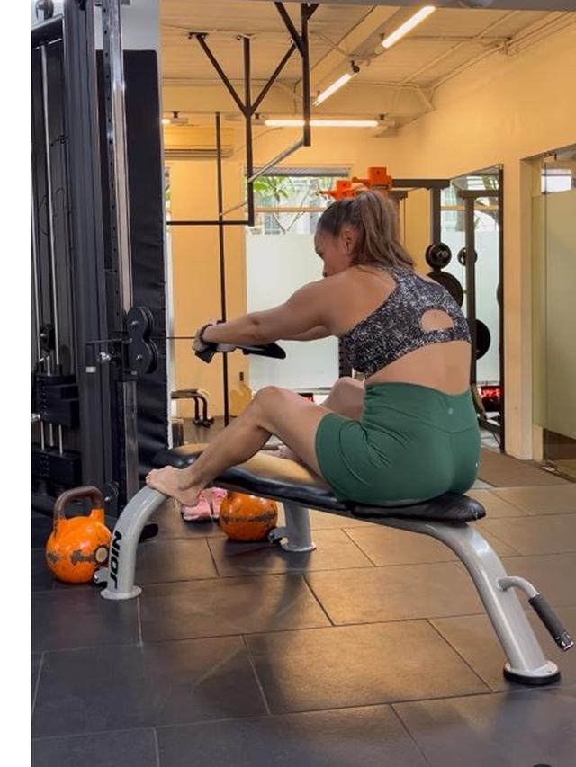 6 Potret Istri Abimana Aryasatya Hamil Anak ke-5 di Usia 43 Tahun, Disambut Bahagia