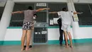 Petugas mengecek dua transgender sebelum memasuki sel penjara Pattaya Prison, Provinsi Choburi, Thailand (6/1). Di penjara ini narapidana LGBT dipisahkan dari narapidana lain untuk mencegah kekerasaan yang terjadi. (AP Photo/Sakchai Lalit)