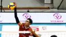 Pemain Timnas Voli Putra Indonesia, Doni Haryono, berusaha menge,balikan bola kearah pemain Timnas Voli Putra Vietnam dalam pertandingan putaran kedua SEA V League 2023 yang berlangsung di Santa Rosa Sports Complex, Filipina, Jumat (28/07/2023). (Dok. avcvolley)