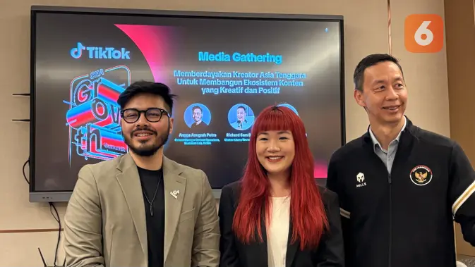 <p>Angga Anugrah Putra, General Manager Content Operations, Southeast Asia, TikTok; Thanyaporn Sanguanlosit (@farmiscooking), kreator kuliner TikTok populer asal Thailand; dan Richard Sam Bera, Direktur Utama Tim Indonesia, berpose bersama di acara Media Gathering “TikTok SEA Growth Summit 2025. (Liputan6.com/ Yuslianson)</p>