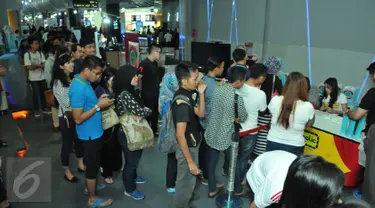 Suasana registrasi dan antrian untuk photobooth saat acara nonton bareng di Blitzmegaplex Central Park, Jakarta, Minggu (8/11/2015). Acara semakin meriah dengan kehadiran stand Pindy Mint Frez. (Liputan6.com/Panji Diksana)