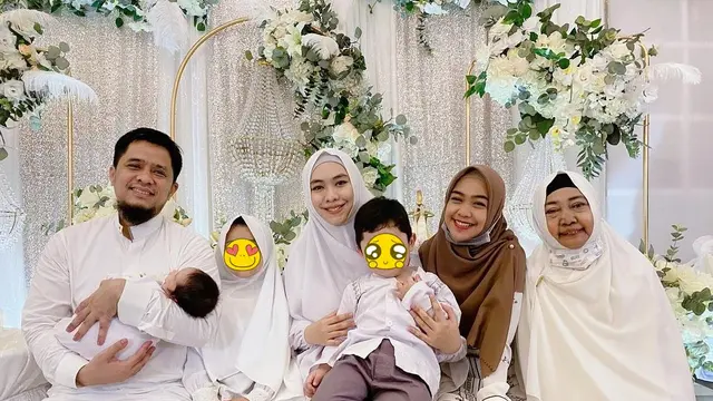 6 Momen Akikah Anak Keempat Oki Setiana Dewi, Digelar Khidmat Bernuansa Putih